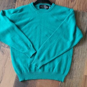 100% Pure Green Crewneck Sweater Vibrant Style,it Has a Small hole